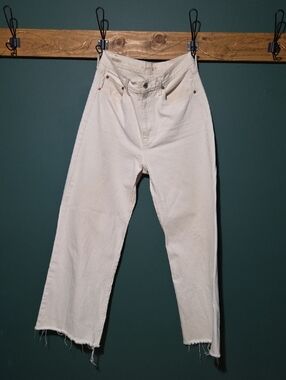 Levi's High-Rise Straight Crop Jeans in Off-White/Cream